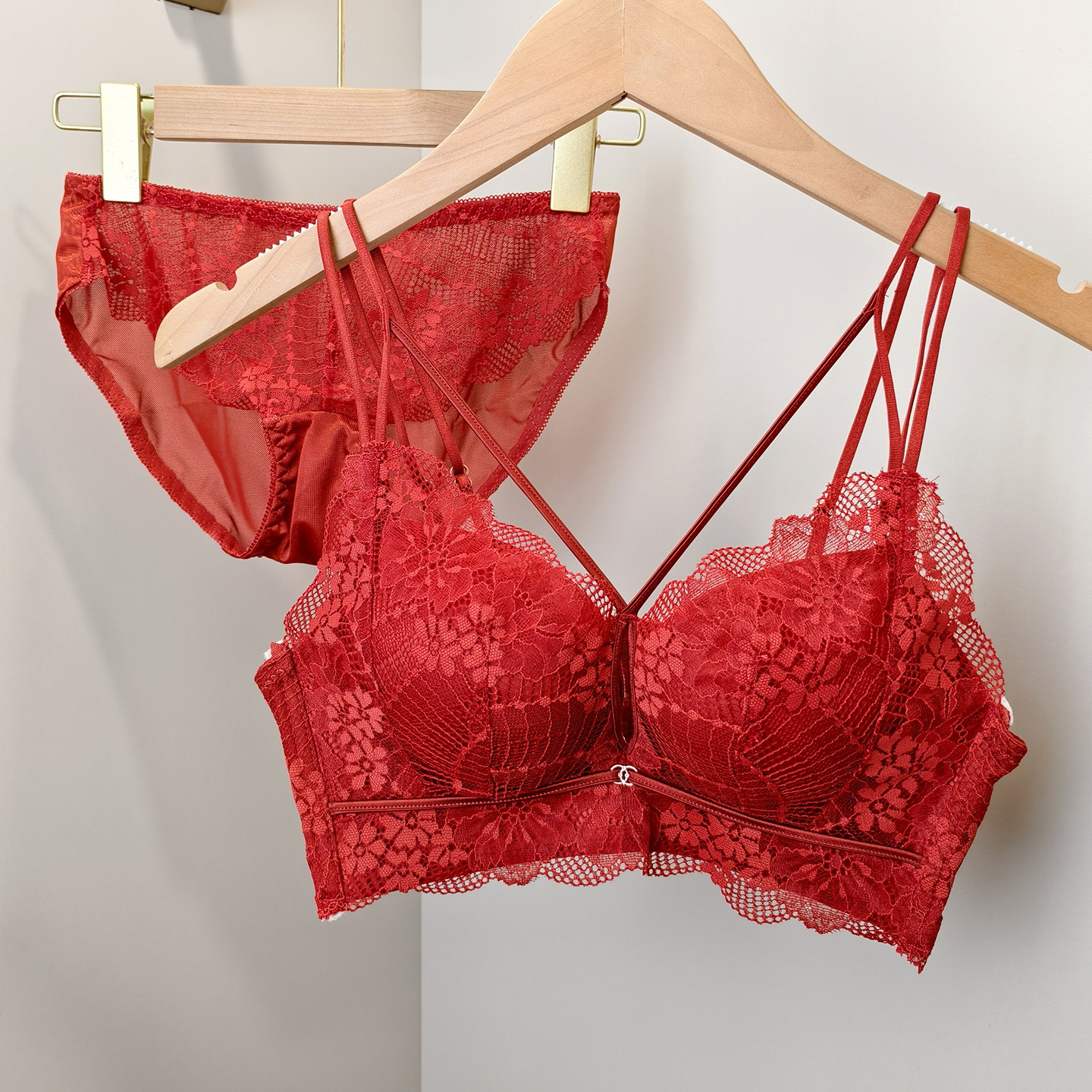性感加厚胸罩蕾丝交叉肩带文胸套装女聚拢美背深V红色本命年内衣,女士内衣/男士内衣/家居服,文胸,淘宝优惠券,粉丝福利购,淘宝优惠卷