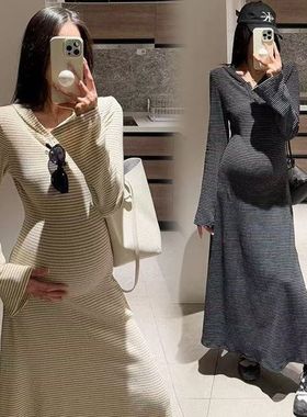 孕妇连衣裙2025新款秋装收腰显瘦V领连帽长袖条纹A字长裙子春秋季