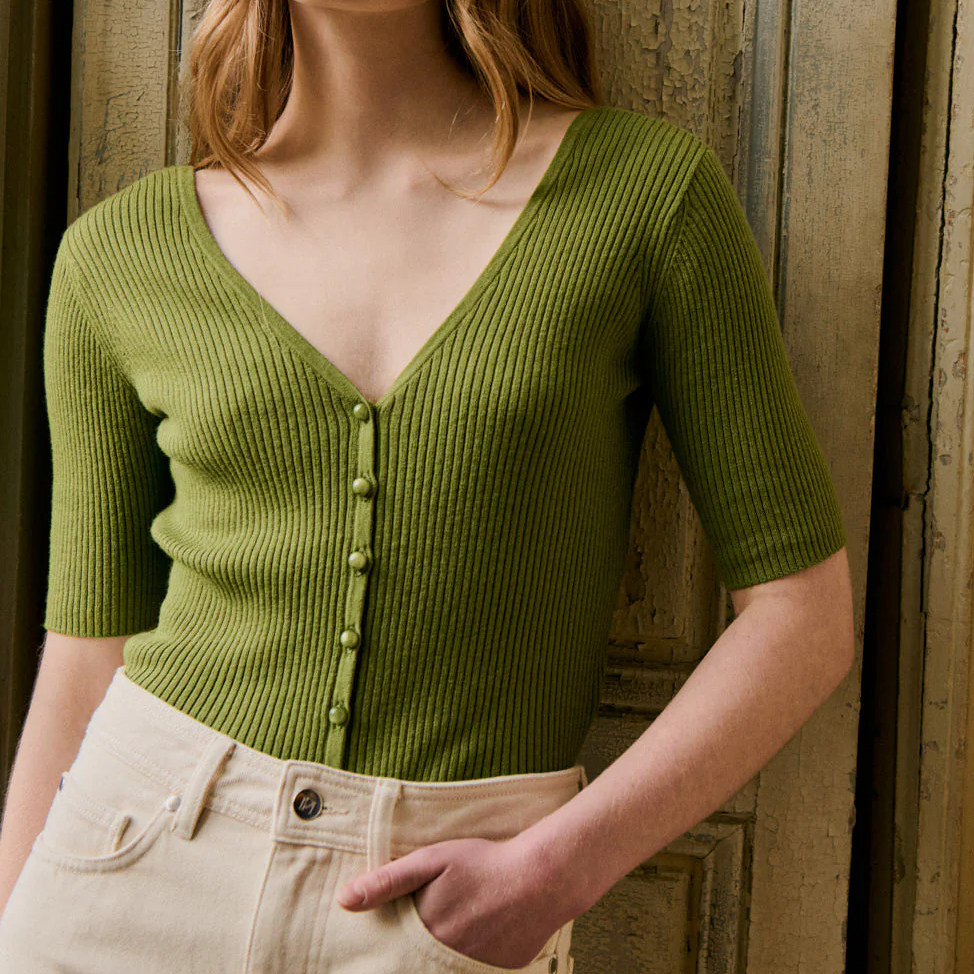 法式V领针织开衫女绿色纽扣优雅毛衣五分袖修身弹性上衣2026新款