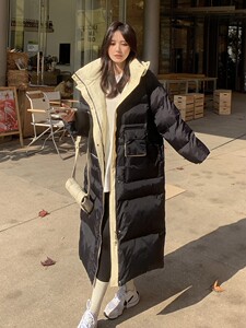 大量现货可以主推长款过膝撞色黑色羽绒服1077-2208-P180-K268图片