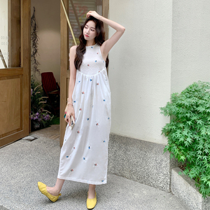 简约日系设计款白色刺绣碎花裙女夏季2025松紧打揽减龄高腰背心裙图片