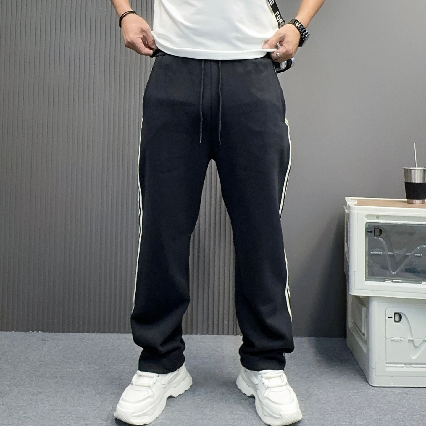 运动休闲裤黑色侧条纹男2026秋季新款时尚百搭宽松垂感阔腿卫裤子