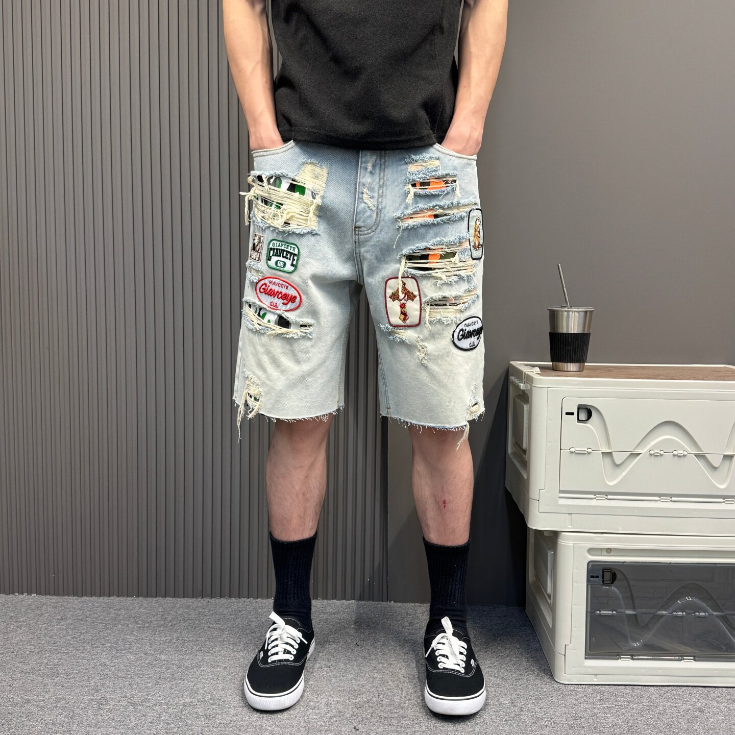 高街风破洞牛仔短裤男夏季直筒宽松五分裤做旧毛边水洗徽章潮牌男