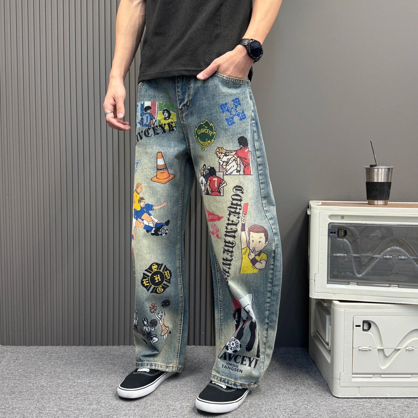 复古街头足球主题卡通人物印花牛仔裤男潮牌宽松阔腿裤个性弯刀裤