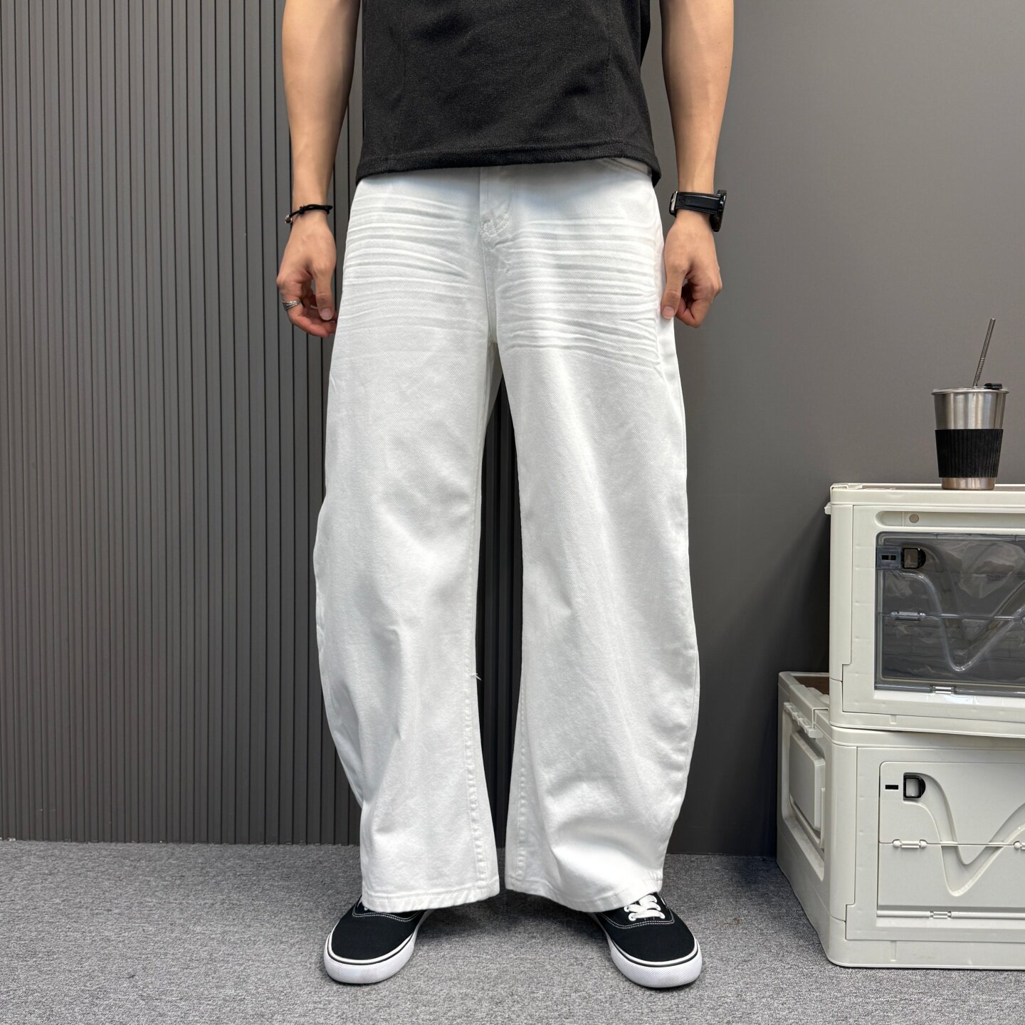 夏季白色弯刀压褶阔腿男士牛仔裤