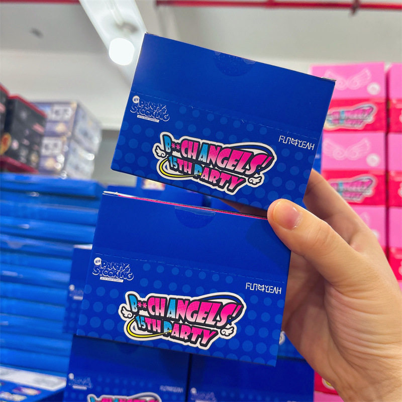 正版授权《新吊带袜天使》B**ch Angels'16th Party场面写徽章盲