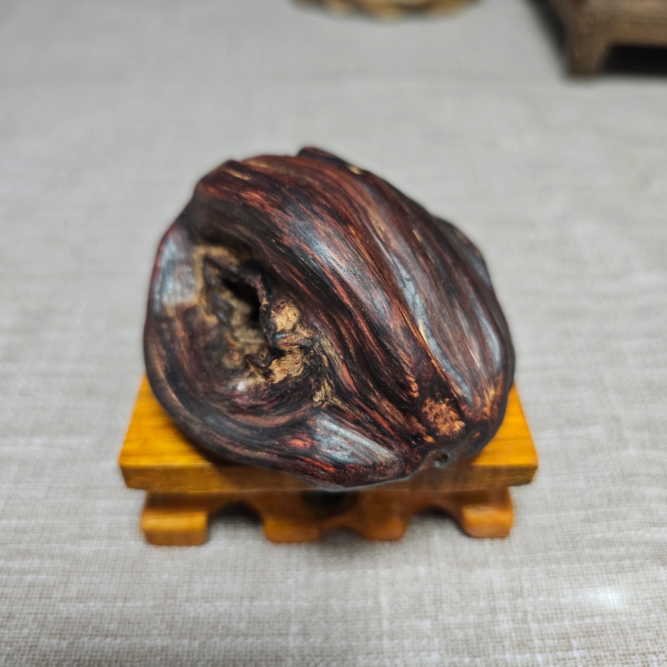 海南降真香深山小叶异形沉水香眼60g老料摆件手把件标本收藏赠座