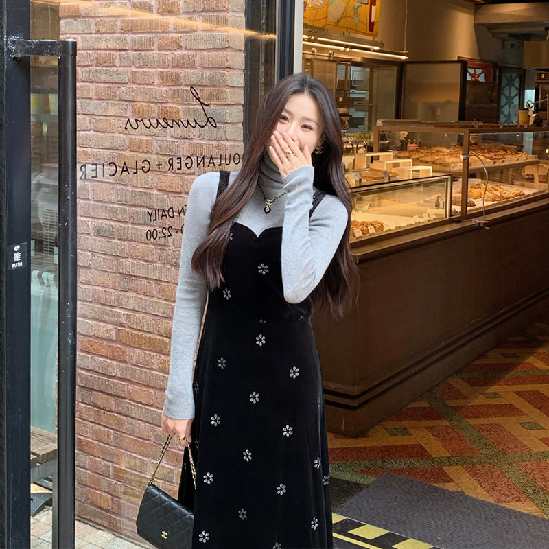 黑色碎花丝绒吊带连衣裙