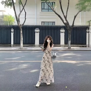 清冷系水墨蝴蝶连衣裙女夏显瘦复古褶皱收腰纯欲茶歇碎花吊带长裙