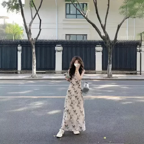 清冷系水墨蝴蝶连衣裙女夏显瘦复古褶皱收腰纯欲茶歇碎花吊带长裙