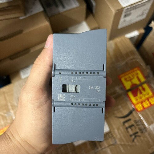 西门子222-1BF32外观完好无损,功能正常,成色新。 ~议价
