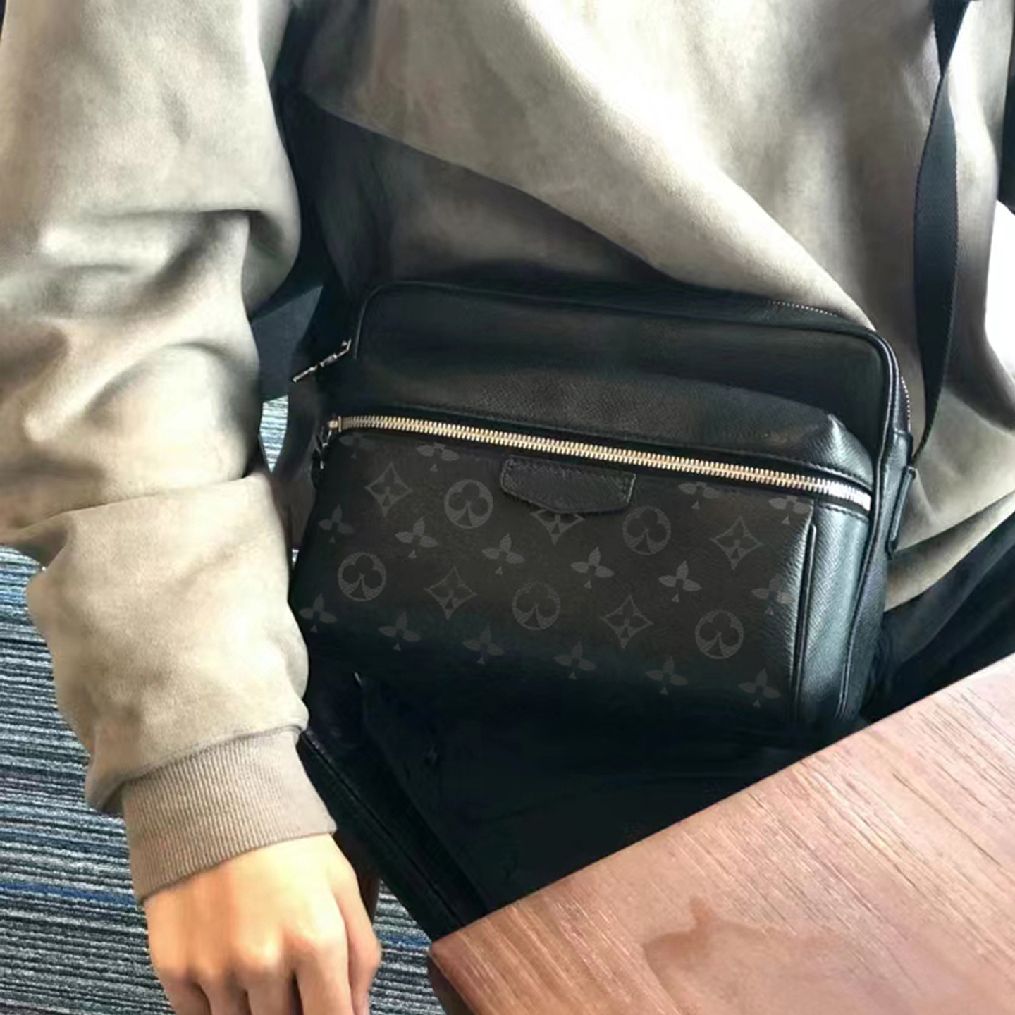 单肩斜挎包男潮牌高级感真皮商务公文包男款休闲相机邮差小包包男