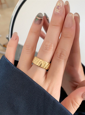 斜边花纹 批花戒指 欧美ins宽边时尚个性钛钢镀18k金指环中指食指