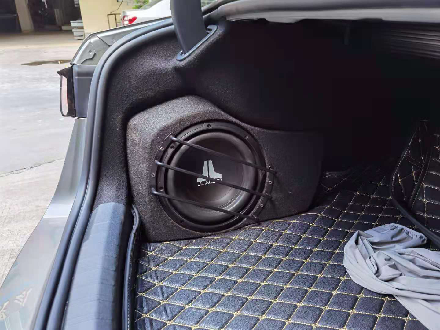 领克03车专用低音炮音箱无损安装