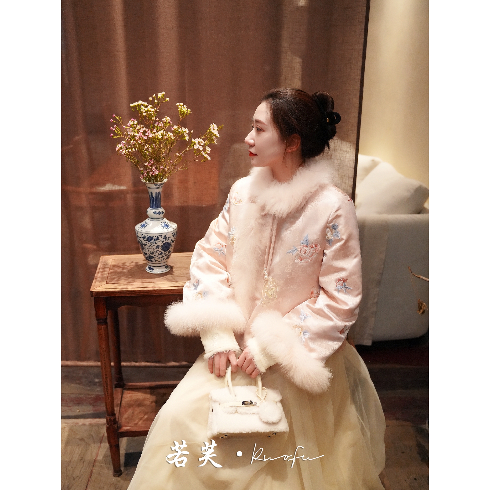 若芙｜现货！【粉黛媚儿生】新中式国风外套冬季刺绣提花羽绒服