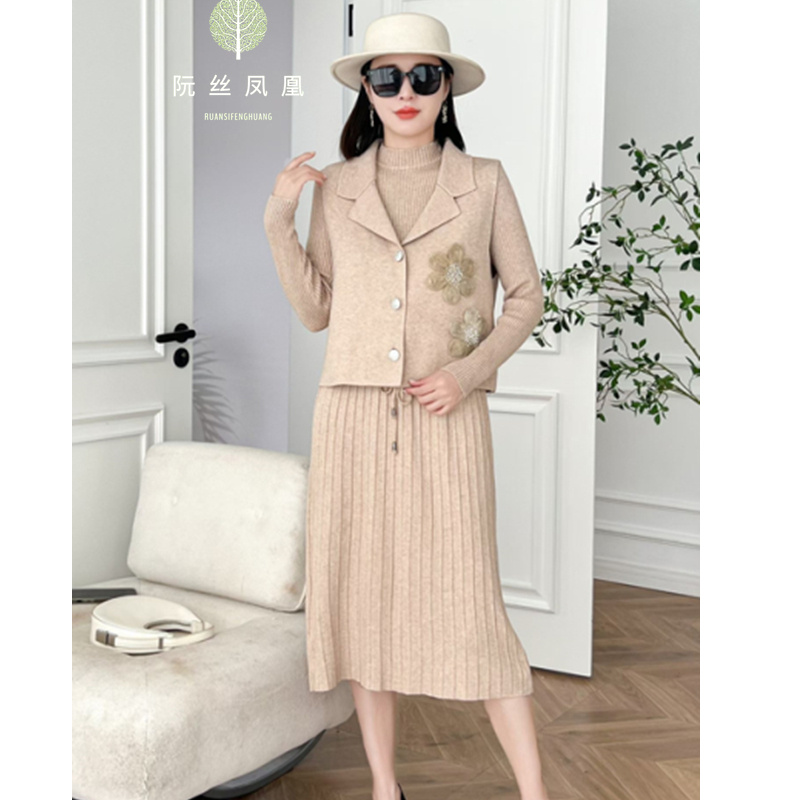 连衣裙2025新款女秋冬高级感针织马甲两件套小香风冬款打底毛衣裙