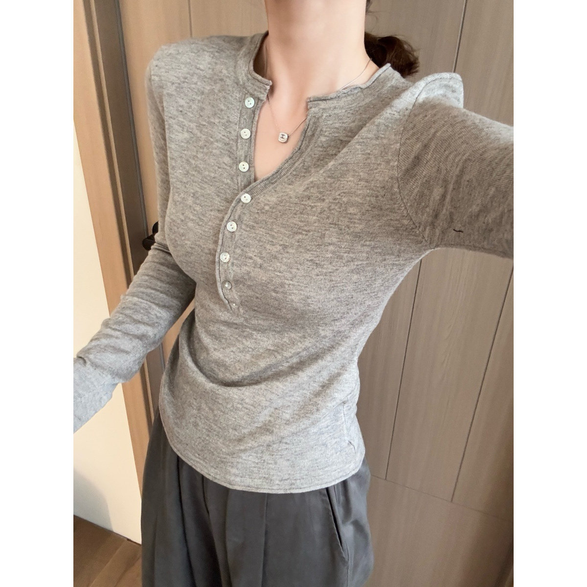 园园美衣设计感纽扣半开领细羊毛