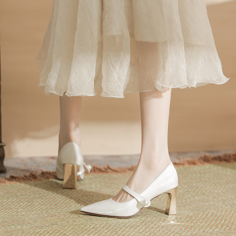 法式白色高跟鞋女2026新款绸缎伴娘婚鞋珍珠一字带粗跟尖头单鞋