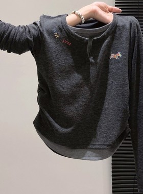 真心推荐这款~撞色拼接V领长袖T恤女秋冬假两件修身显瘦打底上衣