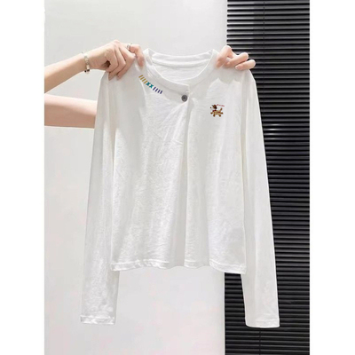 一粒扣白色印花圆领长袖T恤女