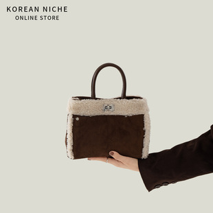 韩版小众羊羔毛拼接设计斜挎包女秋冬款高级感复古百搭手提单肩包