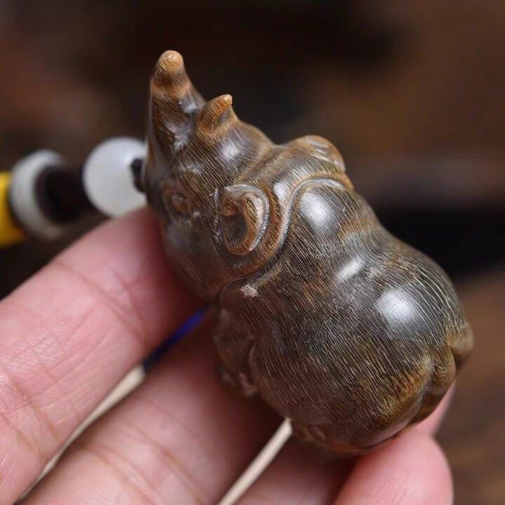 天然老牦牛角射天角角艺雕刻件小犀牛摆件手把件车挂收藏级文玩