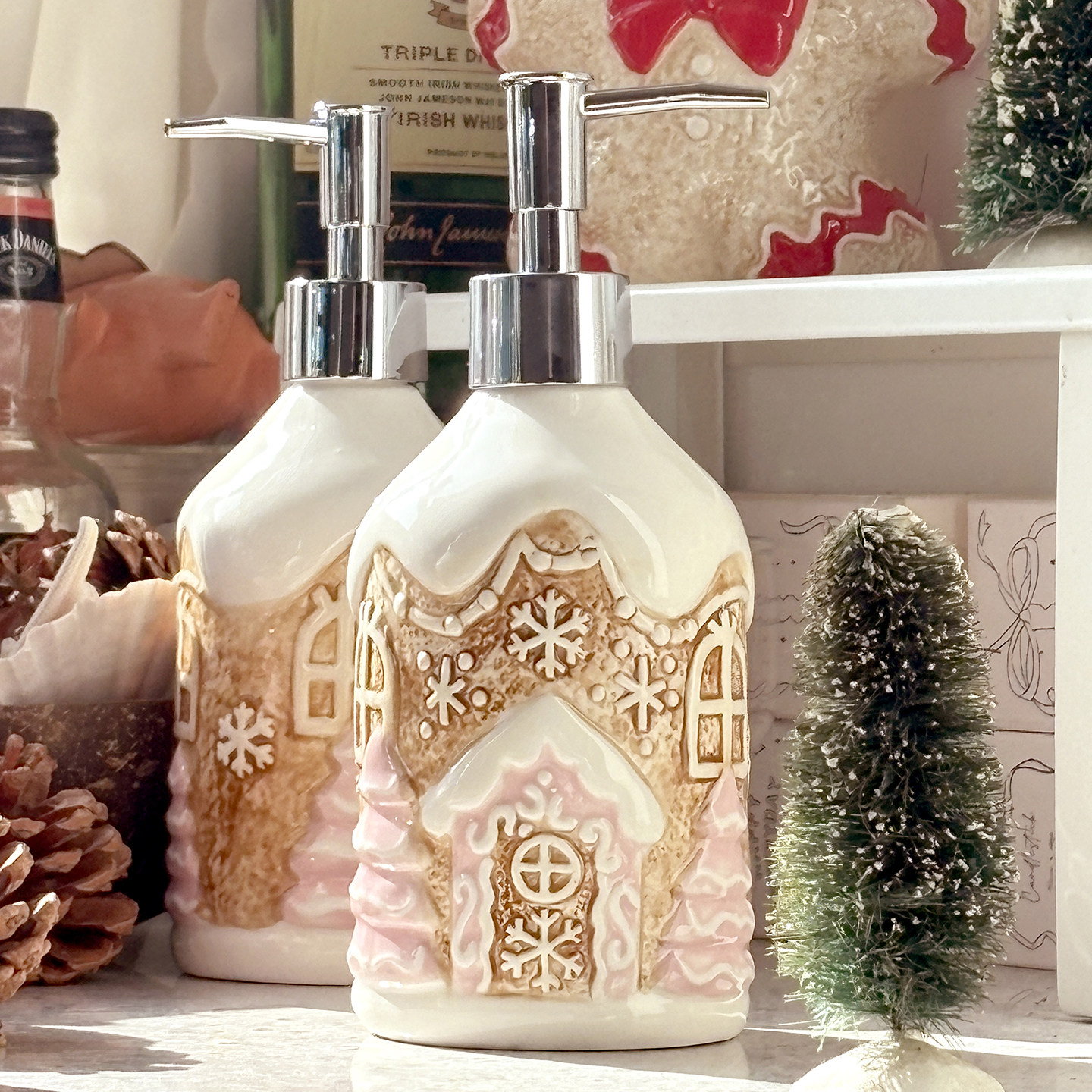 2025新款圣诞姜饼屋造型乳液器按压式洗手液瓶创意可爱家用洗护瓶