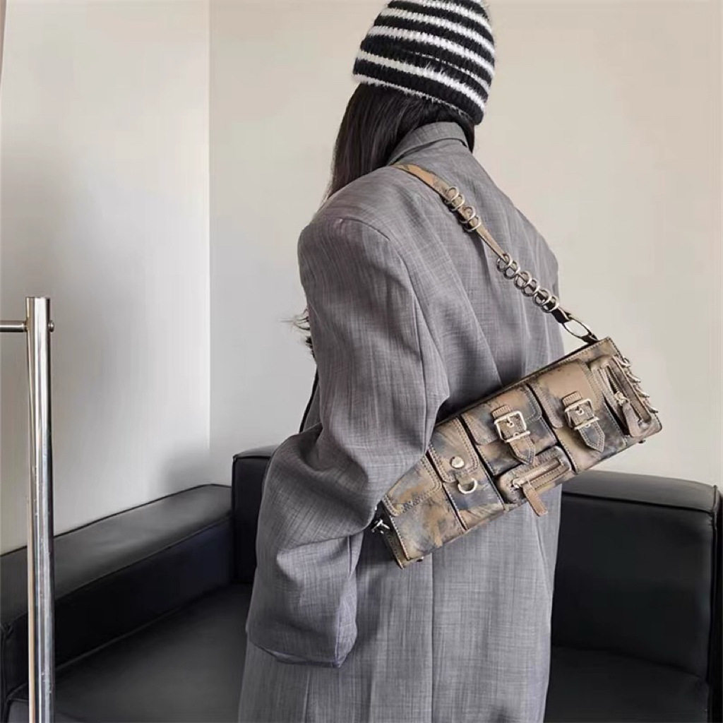 小众设计暗黑风多圆环机车包辣妹新款超酷潮长款法棍包单肩腋下包