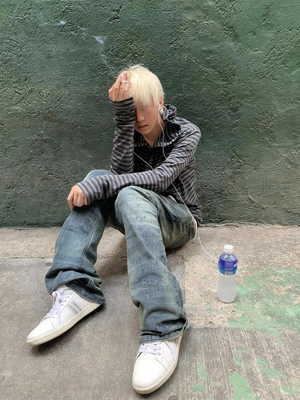 NO MORE FIGHT  迷幻乐章 Sinny 手绘五线谱印花 水洗弹力牛仔裤