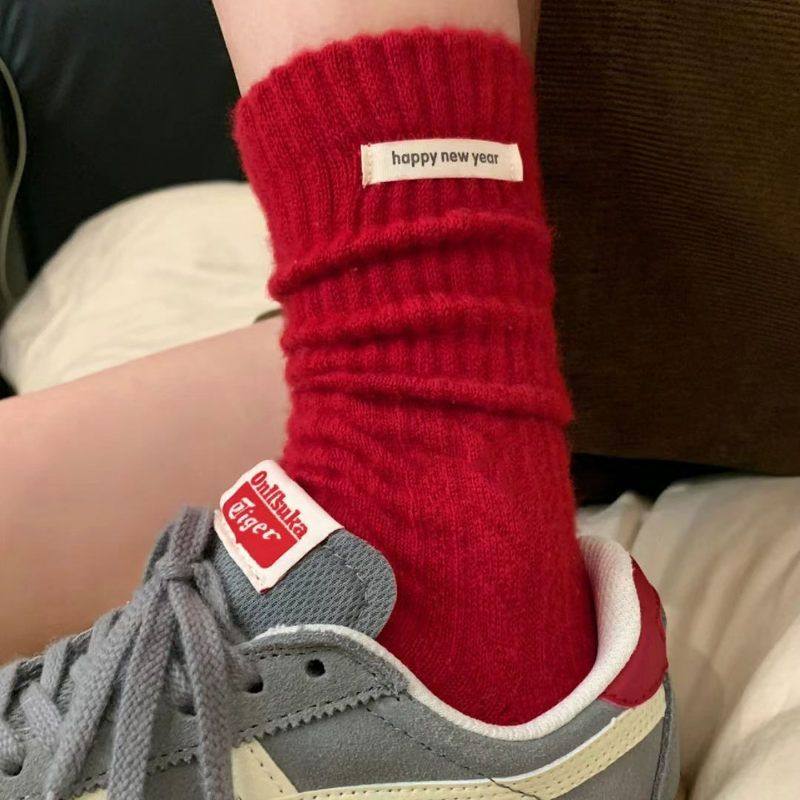 "新年快乐&ldquo;本命年大红袜子女秋冬中筒袜2026马年麻花布标堆堆袜
