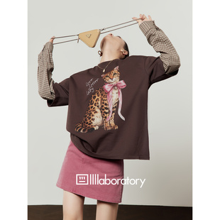 周里物出品「字母拼贴」咖色T恤女2026春季新款宽松休闲印花上衣