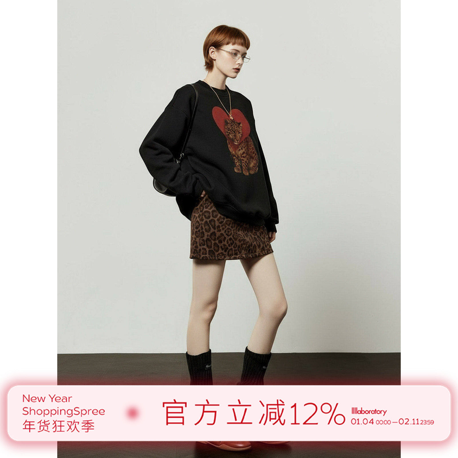 周里物出品「心豹迷情」黑色加绒卫衣女2025秋季新款宽松印花上衣,女装/女士精品,时尚套装,淘宝优惠券,粉丝福利购,淘宝优惠卷