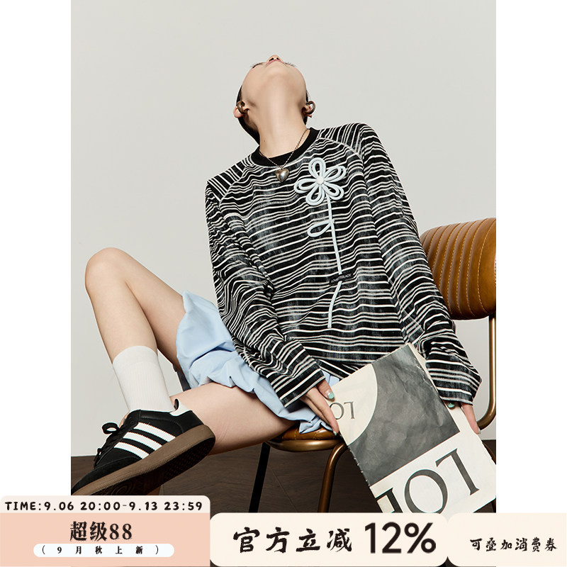 周里物雾黑条纹蓝花长袖T恤女图片