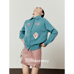 周里物出品「黄猫爱心绣章」孔雀蓝毛衣女2026春季新款宽松上衣