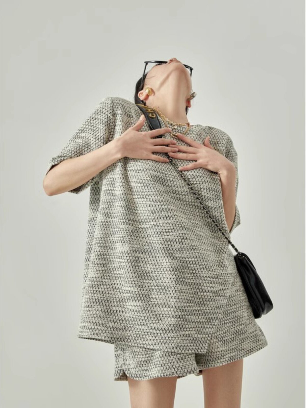 여성을위한 회색 작은 향수 정장 2024 새로운 핫 스타일 여름 틈새 기질 캐주얼 탑 반팔 반바지 투피스 세트