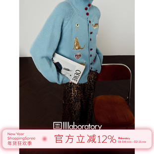 「周里物出品」浅蓝色毛衣女2025秋季新款豹与心刺绣立领针织外套