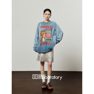 周里物出品「豹牌口香糖」灰蓝色T恤女2026春季新款休闲印花上衣