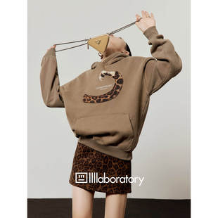 「周里物出品」棕色加绒卫衣女2026春季新款豹尾印花宽松休闲上衣