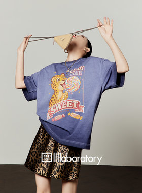 周里物水洗紫豹猫印花短袖T恤女