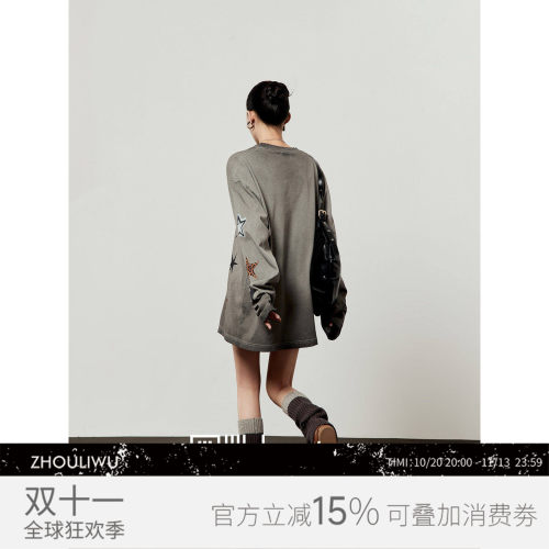 灰色印花宽松圆领上衣