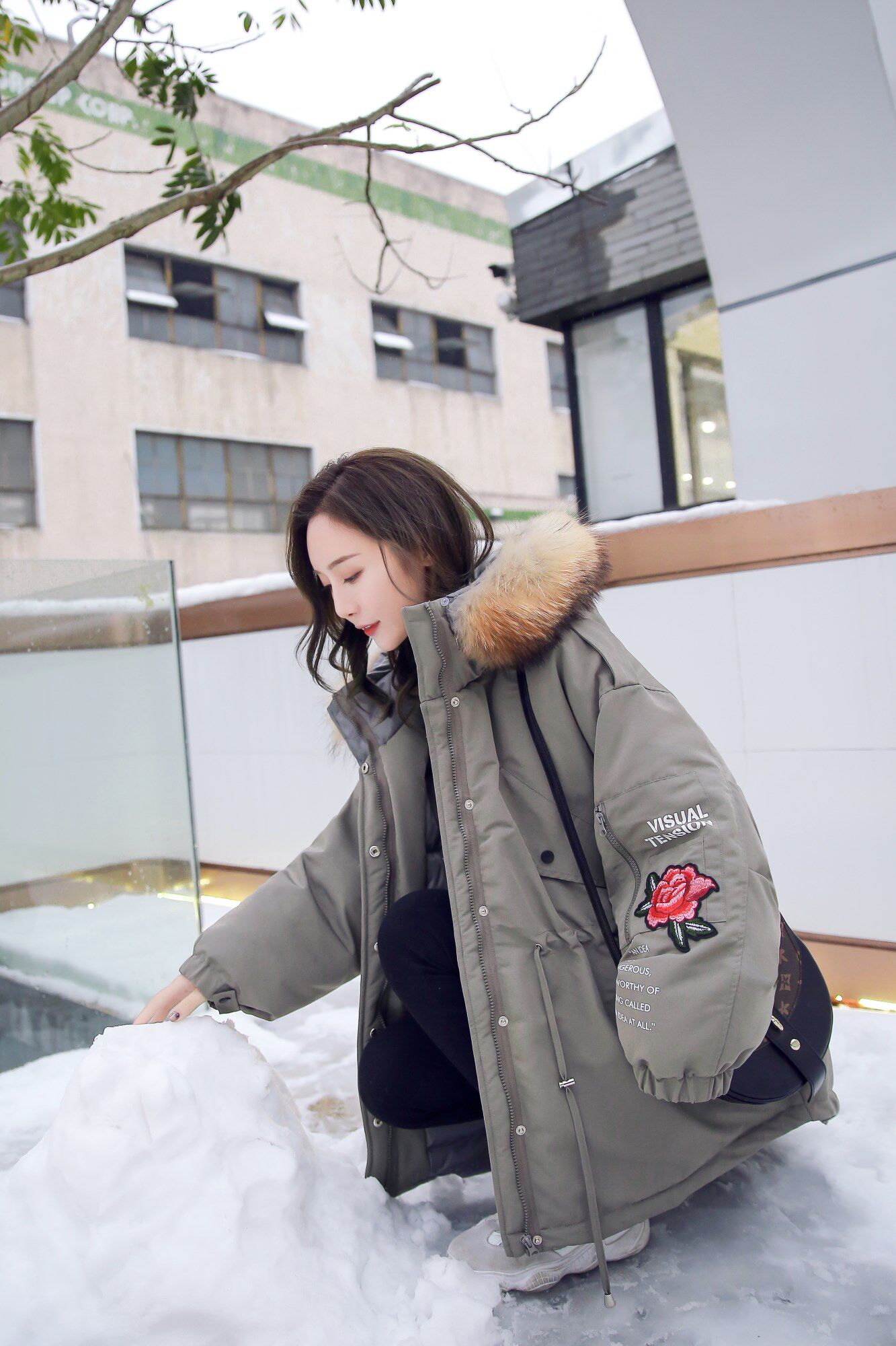 连帽抽绳加厚刺绣羽绒服