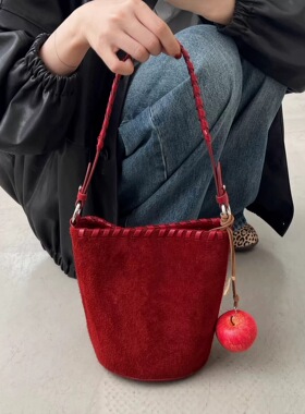 绒面编织水桶包包女式2026新款高级感轻奢小众红色手提单肩斜跨包