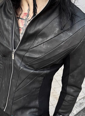 IHF“切克闹” 2025秋冬重工解构修身线条感短款立领浮雕机车夹克