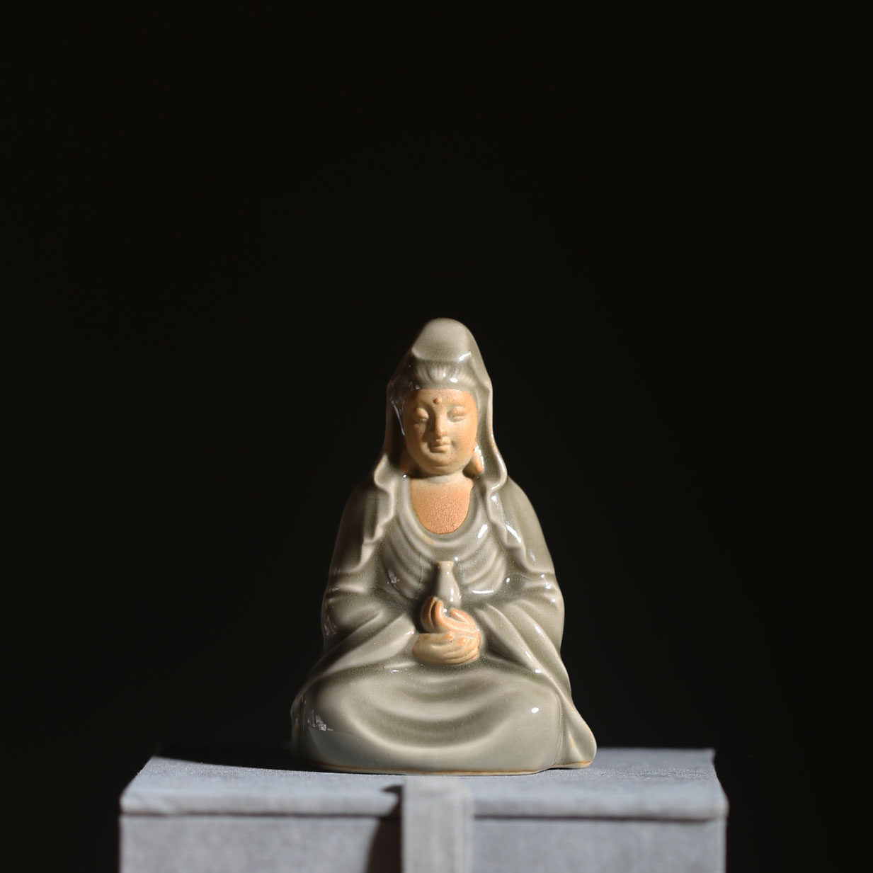 龙泉青瓷陶瓷仿宋代柴窑烧小观音像坐像观音艺术收藏佛像礼品摆件