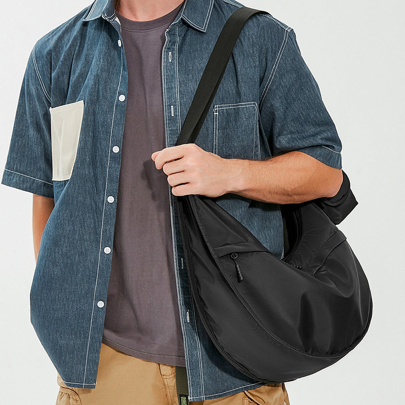 日系斜挎包大容量百搭学生韩版饺子包简约休闲单肩包男款邮差包