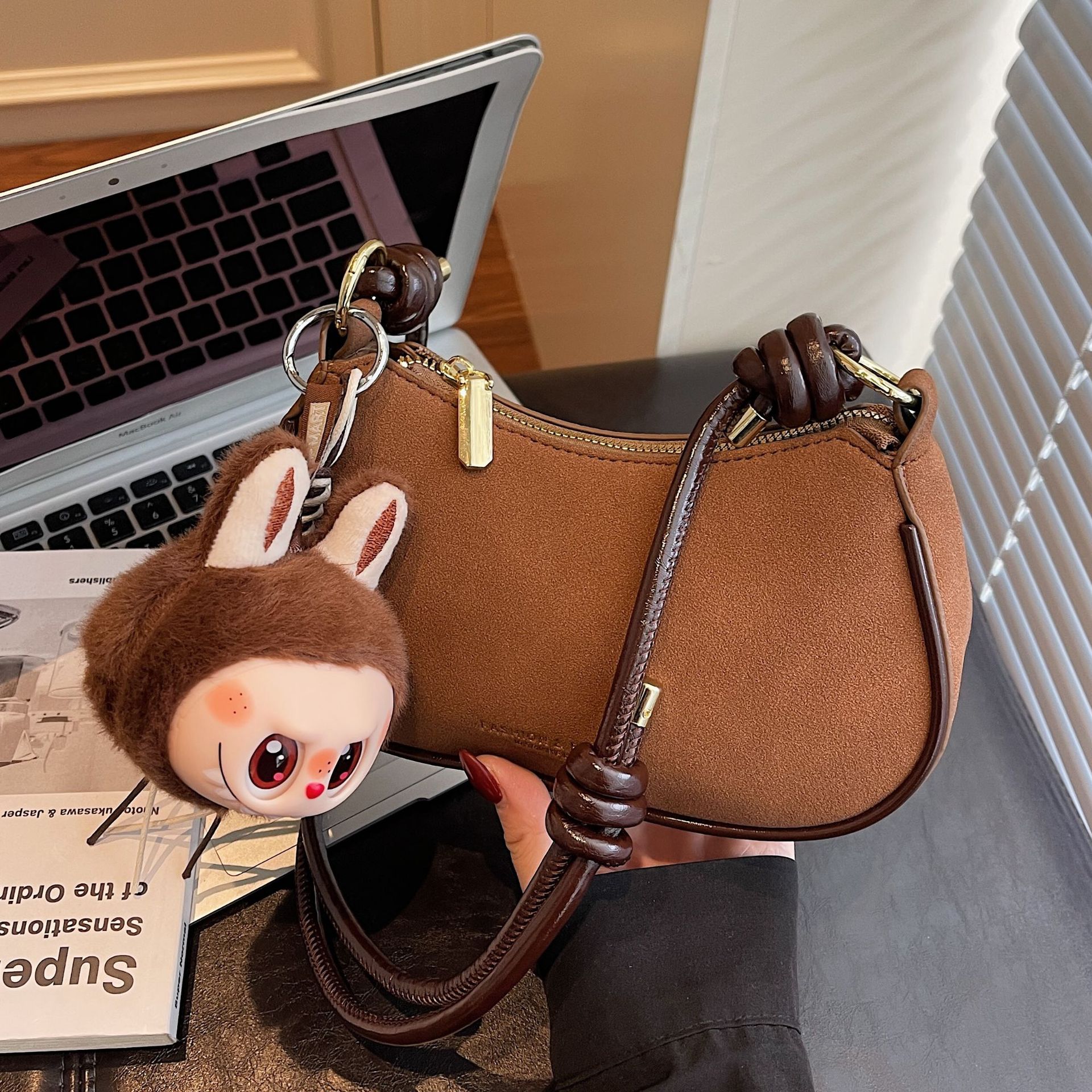 复古麂皮绒腋下月牙包包女2025新款高级感轻奢小众单肩斜挎饺子