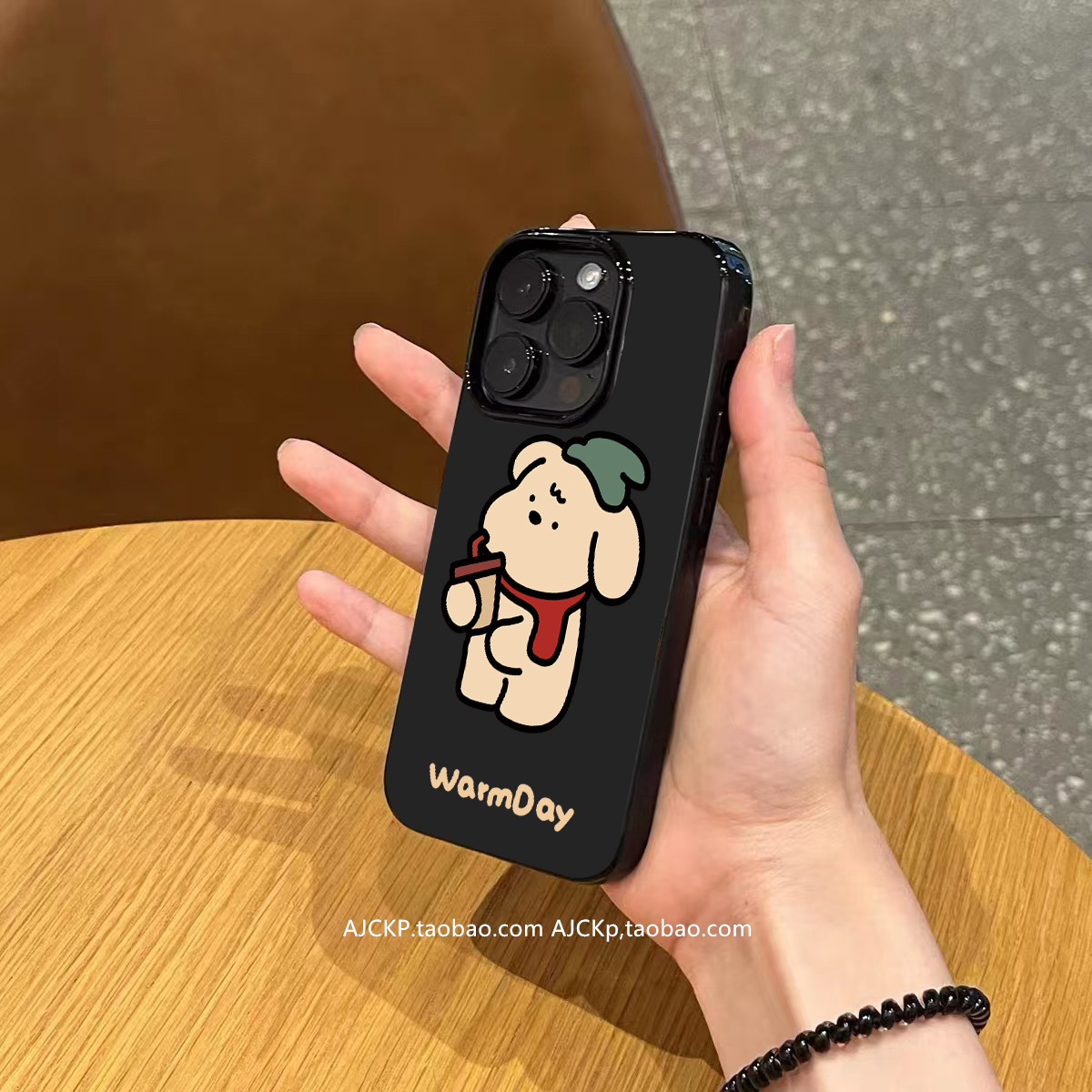 秋冬ins趣味可爱卡通围巾奶茶小狗手机壳适用苹果17promax新款iphone15亮黑色14磨砂13硅胶16全包12防摔软壳