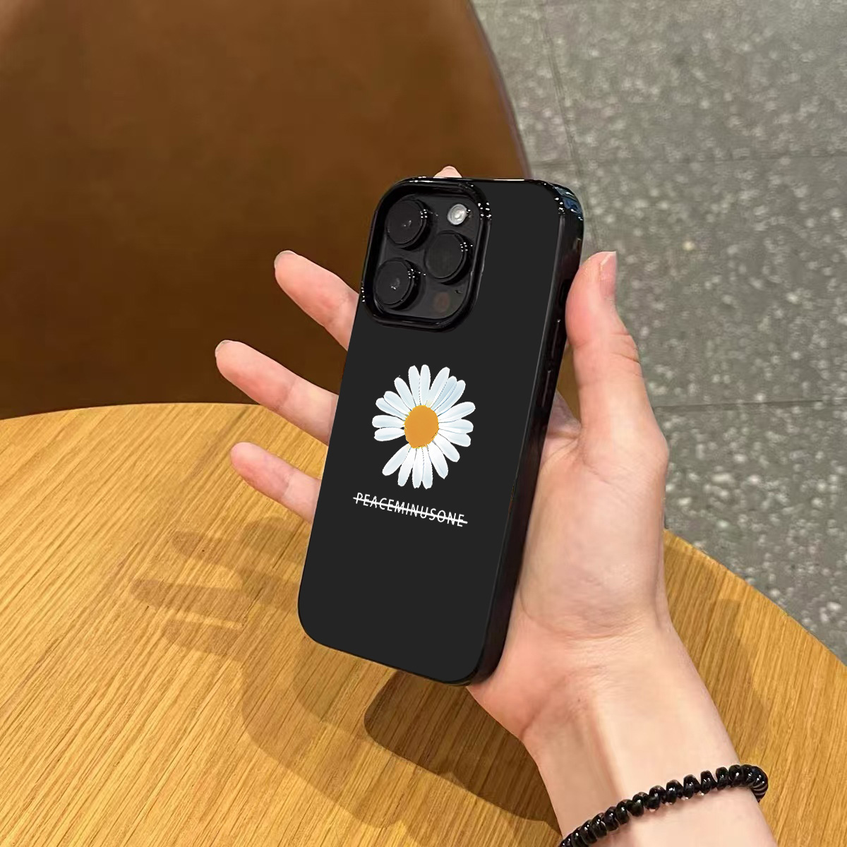 ins风小众简约一颗雏菊手机壳适用苹果17promax新款iPhone15亮黑色14pro硅胶13磨砂12女16PM高级感全包防摔壳