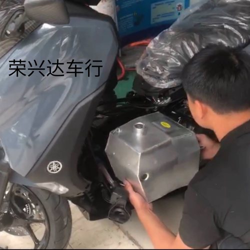 雅马哈NMAX155改装加大油箱改无损安装12.8升铝合金油箱nmax155