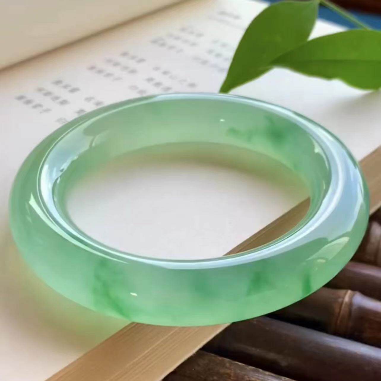 缅甸冰种满绿飘花翡翠手镯女平安镯玉贵妃玉手镯年轻款浅绿玉镯子